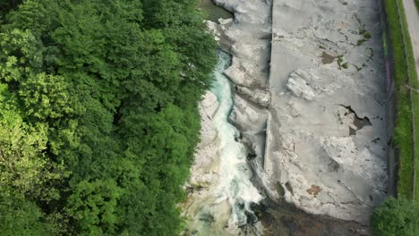 塞里亞納河 (seriano river) 位於意大利伯加莫 (bergamo) 的西里亞納谷 (seriana valley)