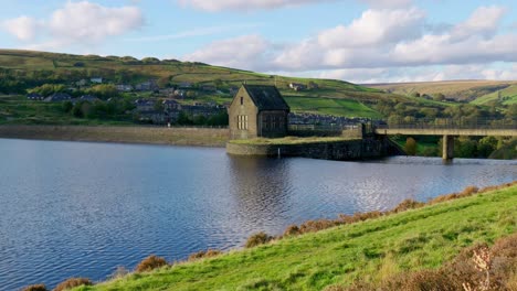 Überlaufstrukturen-An-Einem-Künstlichen-Damm-In-Yorkshire,-Großbritannien