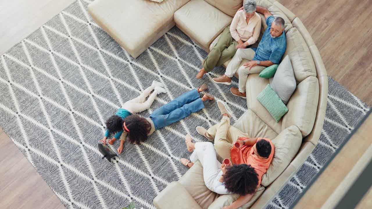 familia, niños y tableta con vista desde arriba