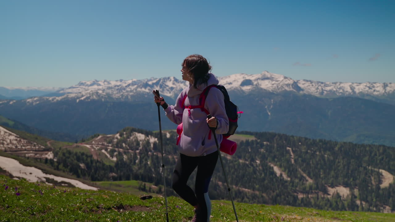 Mujer, excursión, en, montañas