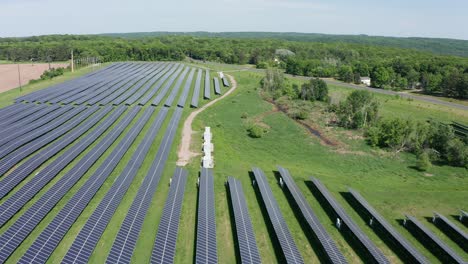 Aerial-descending-dolly-shot-of-a-large-solar-farm-in-rural-Minnesota