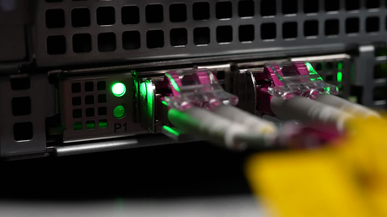 conectores de red de fibra óptica en el servidor de almacenamiento en la nube, primer plano