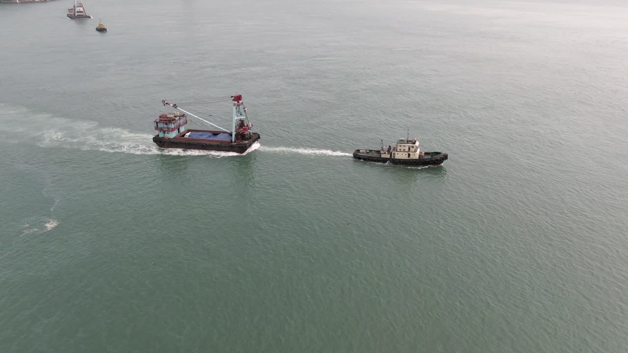 홍콩 만에서 작은 바지선을 당기는 예인선, 조감도