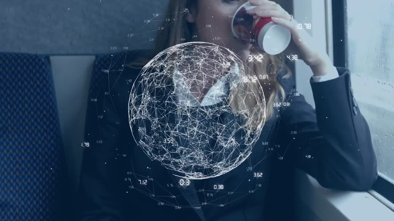 анимация глобальной сети обработки данных над деловой женщиной в поезде с использованием смартфона