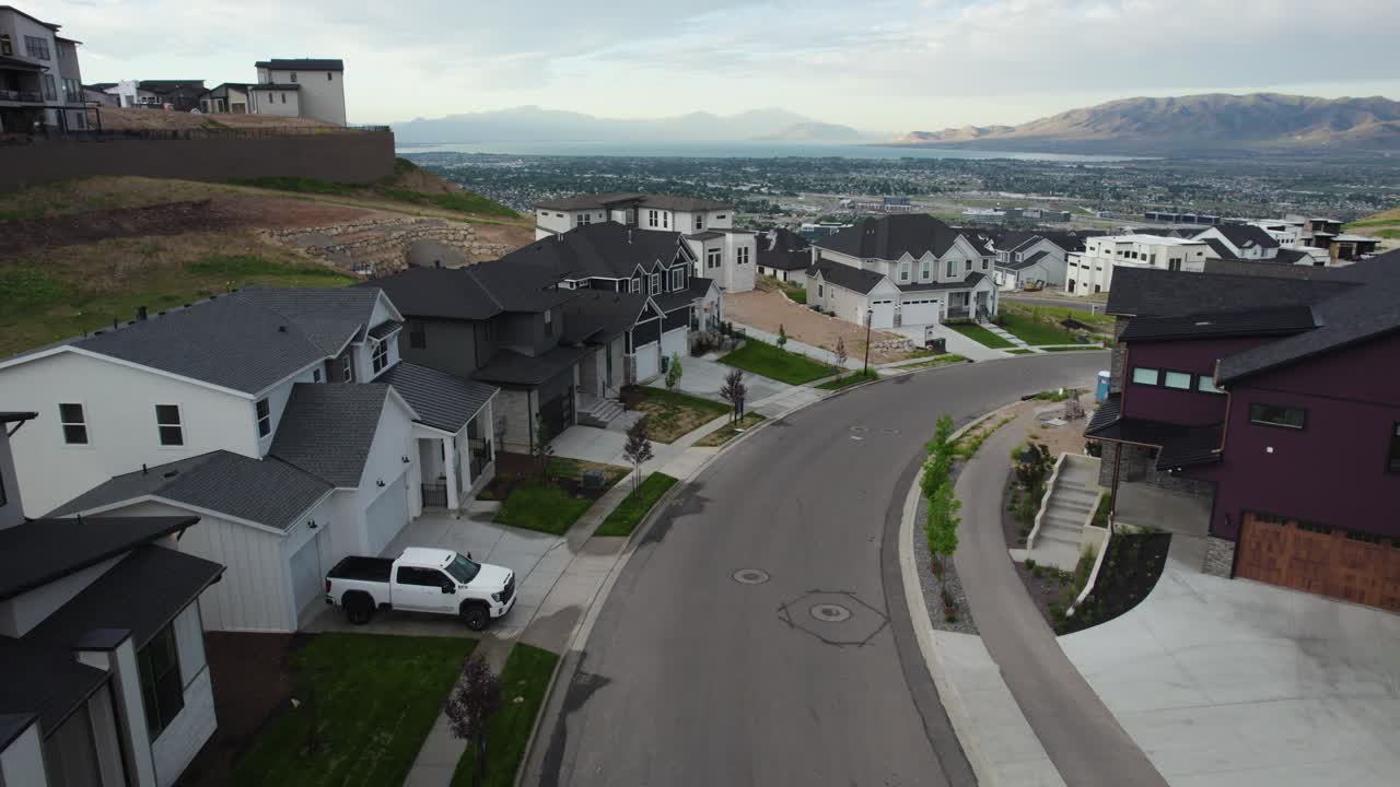 aerial reverso dolly por encima blanco negro nueva construcción casas modernas, lehi utah