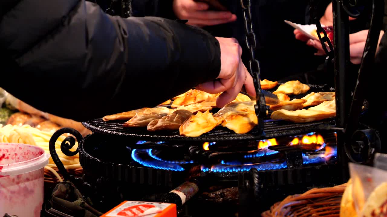요리사 가 오시페크 - 폴란드 치즈 를 스토브 의 불꽃 위 에 고 있다