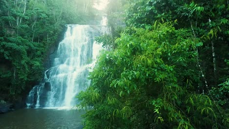 Impresionante-Toma-Aérea-De-Apertura-De-La-Selva-Tropical-Y-La-Cascada-En-Verano,-Brasil