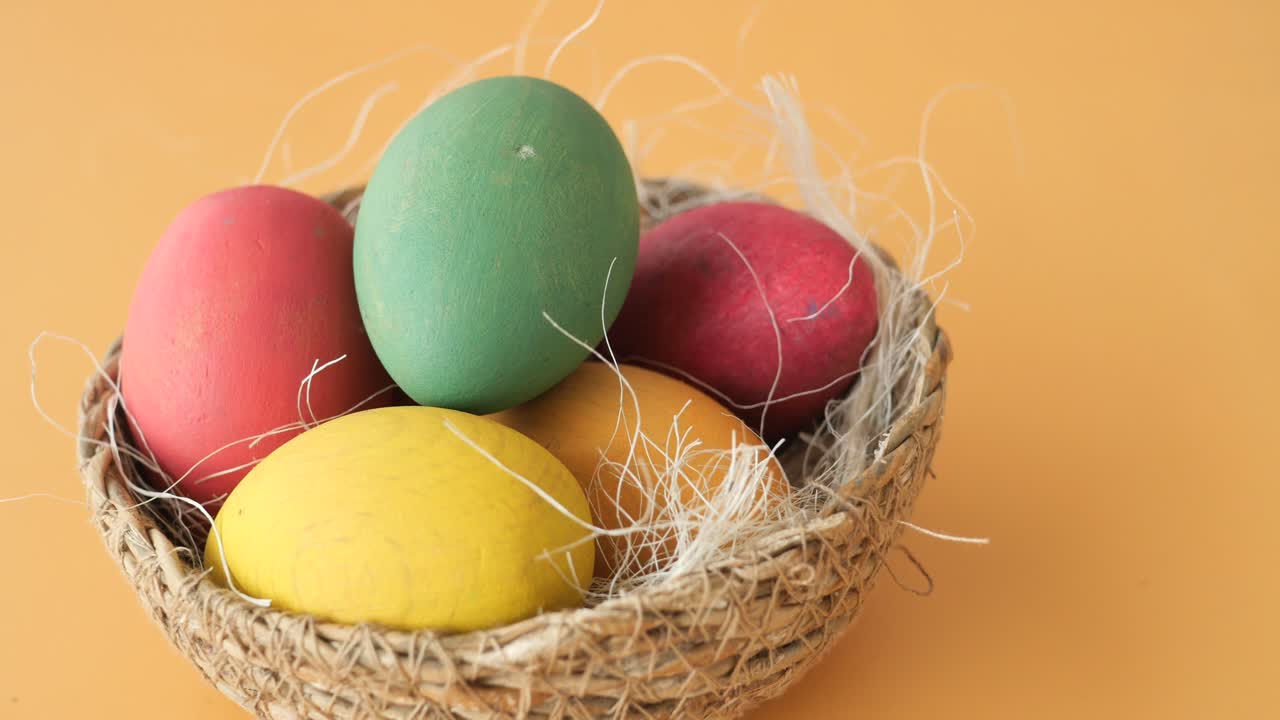 둥지 에 있는 다채로운 부활절 달