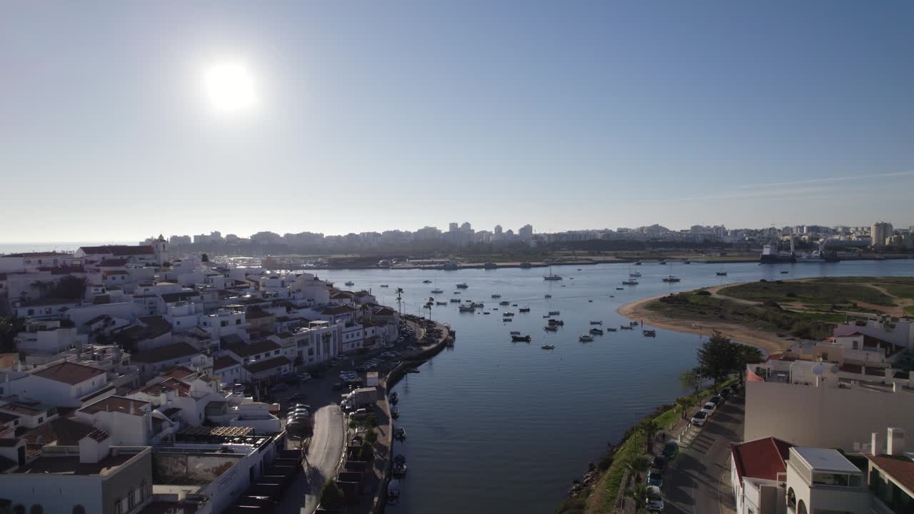 Veduta soleggiata della Marina di Ferragudo all'alba, Algarve, Portogallo.
