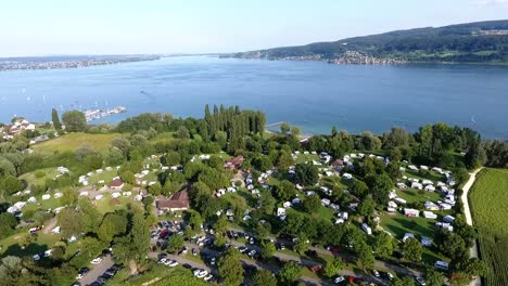 vista de un camping directamente en la orilla del lago de constanza en un día soleado