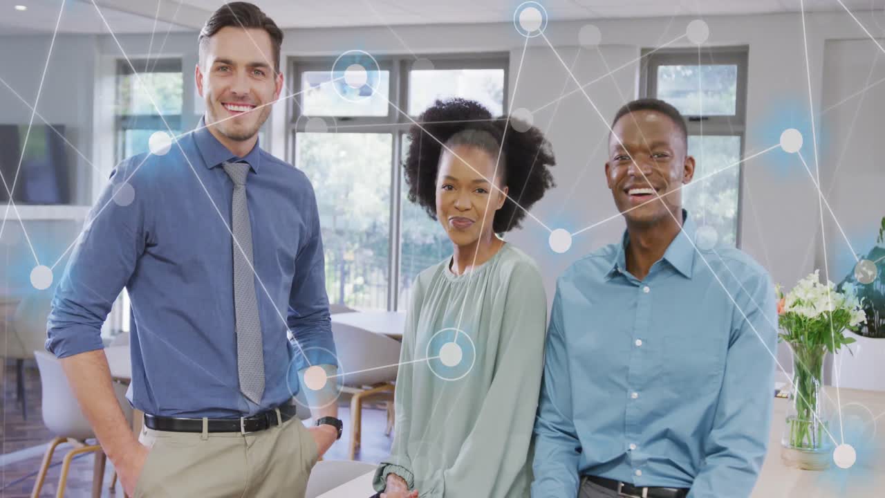 animación del procesamiento de datos financieros sobre diversas personas de negocios en la oficina