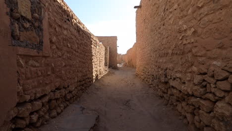 Callejón-Vacío-Entre-Las-Murallas-De-La-Ciudad-De-Mides,-Túnez