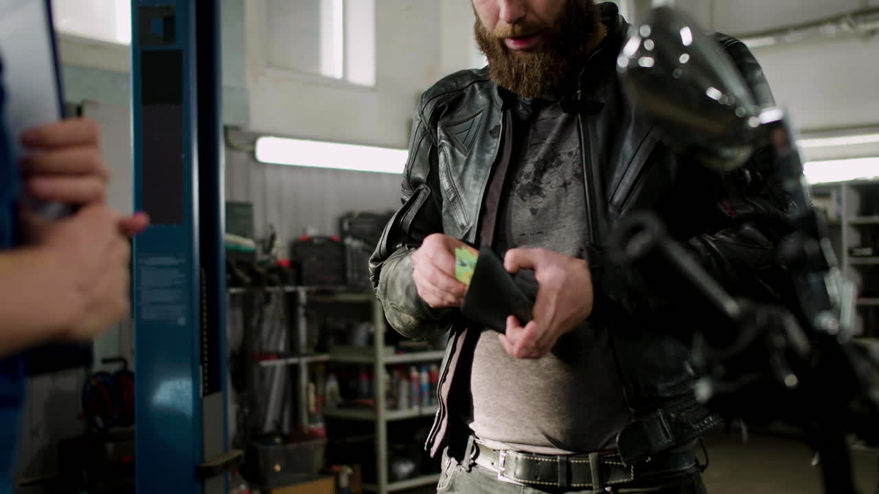 dos hombres hablando en el garaje.