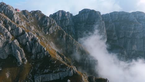 las cimas de las montañas resegone envueltas en niebla en un día nublado en el norte de italia