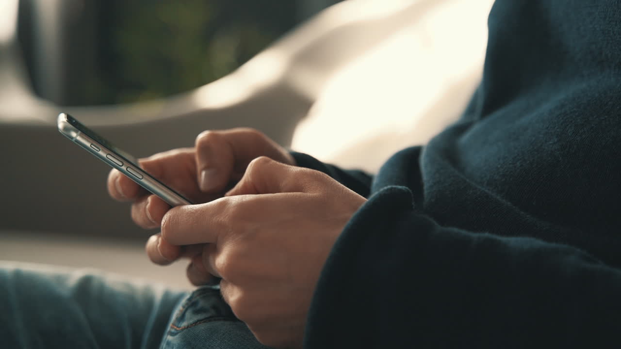 женщина за столом в офисе в очках виртуальной реальности, в то время как ее коллега управляет ею с помощью планшета 2