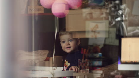 Niño-Feliz-De-Un-Año-En-La-Cuna