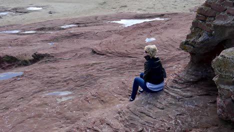 bella joven se sentó en la colina de hilbre en la península de wirral