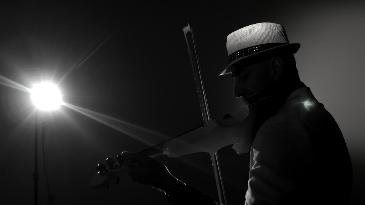 Musicista, Cantante, Violinista, Violino, Strumento musicale, Concerto sinfonico, Solista. Sfondo dedolight.