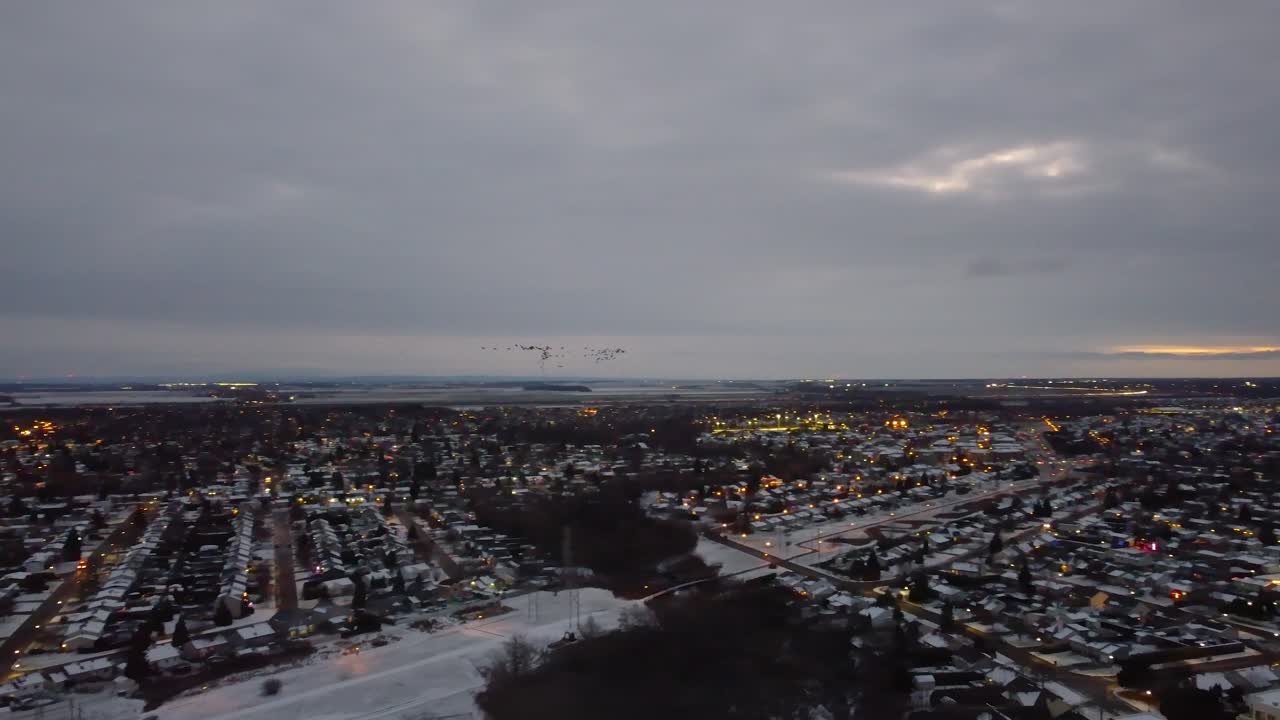 캐나다 주 캔디아크 시의 황혼에 새 무리를 따라가는.