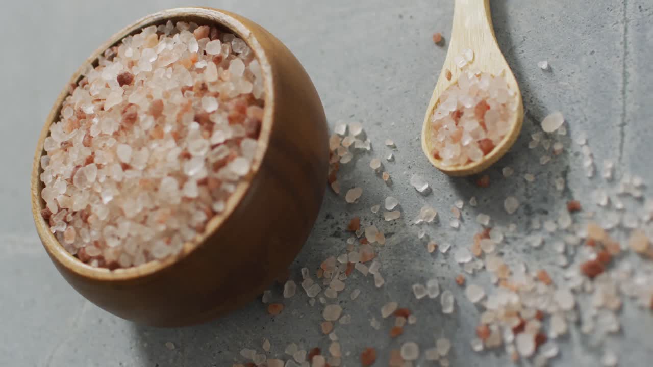 Video of himalayan salt in a bowl ans spoon on stone kitchen worktop