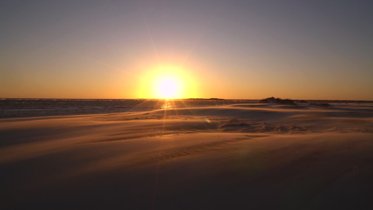 Tramonto con tempesta di sabbia sulle spiagge della Carolina del Nord