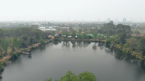 Vista-Superior-Del-Lago-Rodeado-De-árboles-Que-Se-Reflejan-En-El-Agua.