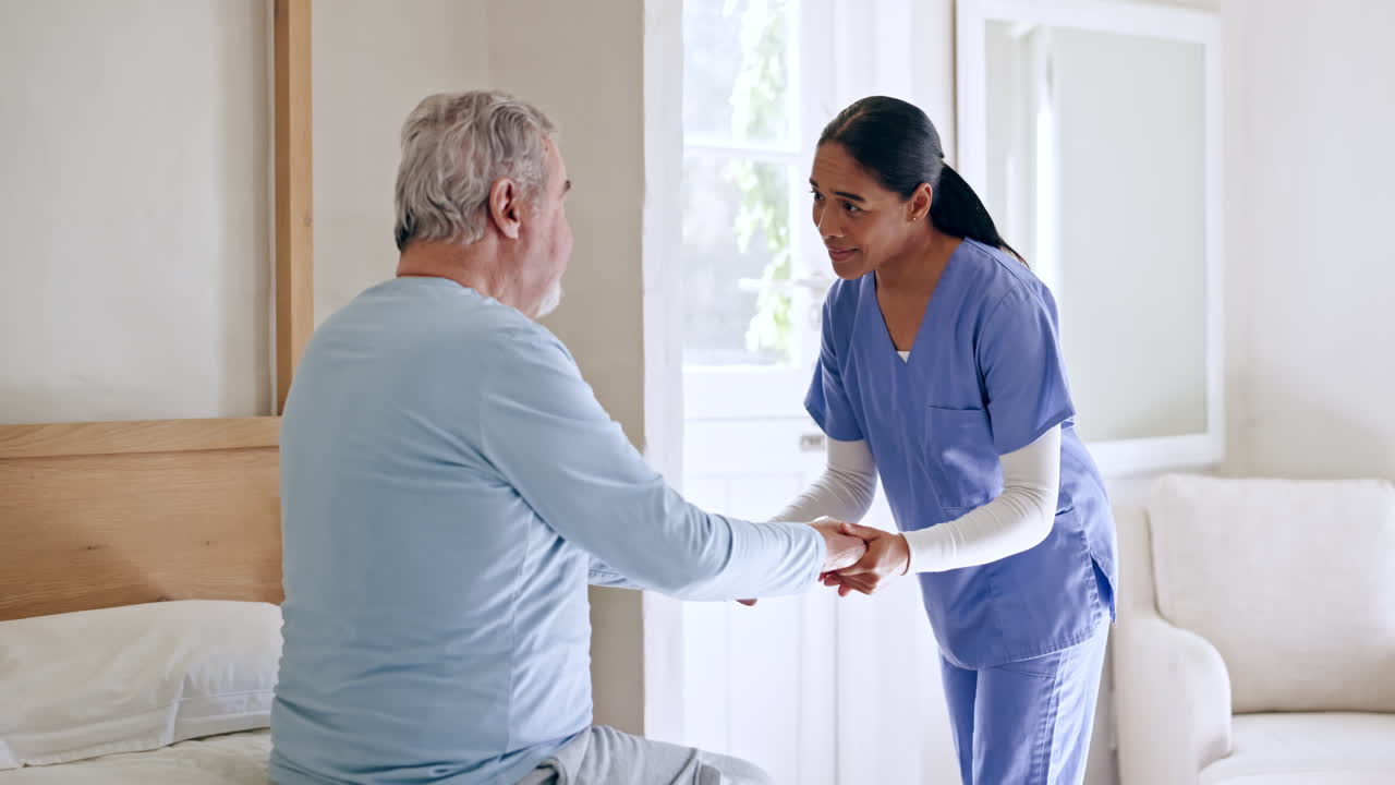 anciano, ayudante o cuidador tomados de la mano