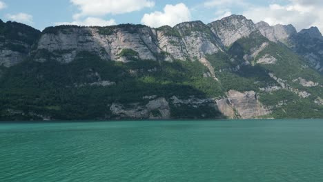 Vista-Celestial-Del-Lago-Walensee-Con-Paisaje-Montañoso-Alpino-Suizo