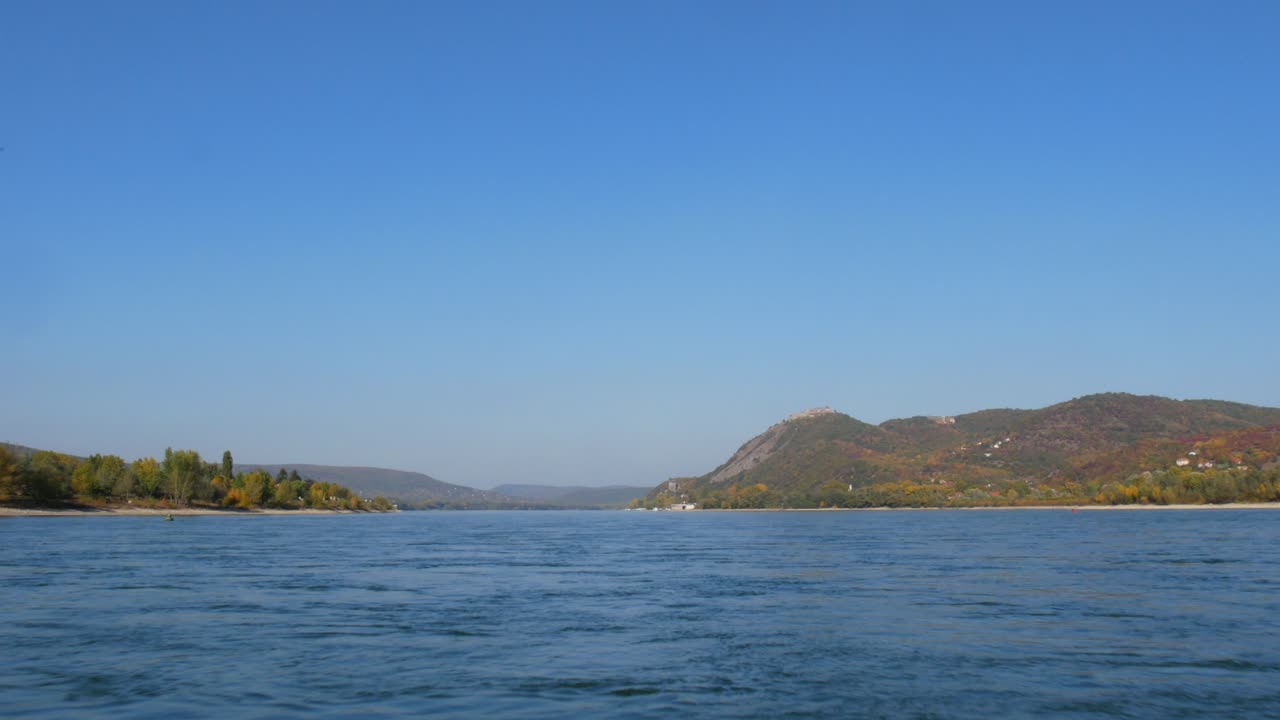 다뉴브 강 위의 수면 비행, 비세그라드 근처, 가리