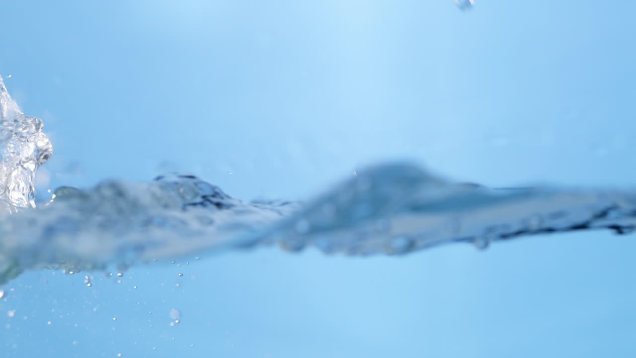 물방울은 부드러운 흐름으로 폭포로 아져 표면에 진정시키는 파동 효과를 일으니다.