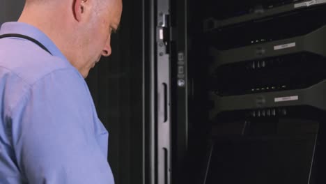 técnico que usa una computadora portátil para analizar el servidor