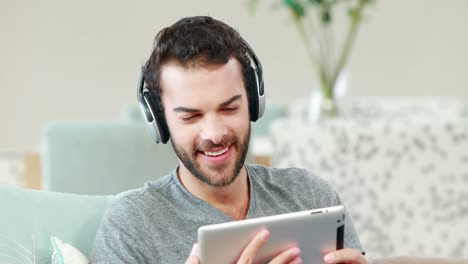joven feliz usando su tableta