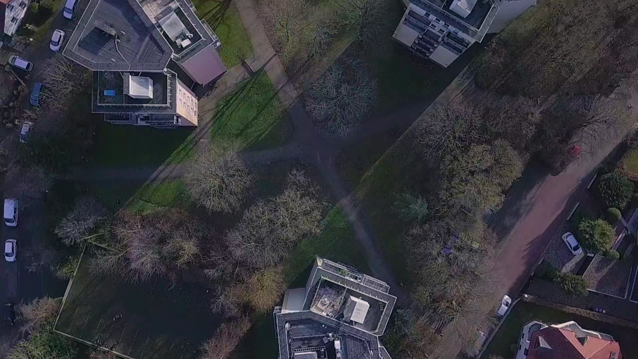 가을 화창한 날 독일 도시에 있는 3개의 고층 아파트 블록의 공중 하향식 원샷