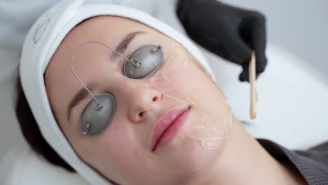 tratamiento facial con protección ocular