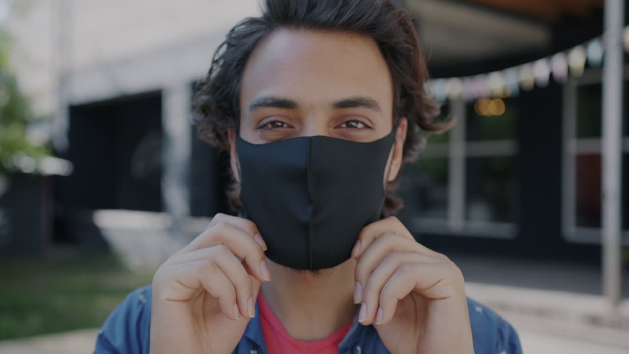 hombre ajustando la máscara facial