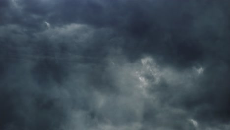 Tormenta,-Nube-Gris-Oscuro-En-El-Cielo-Con-Relámpagos-En-él