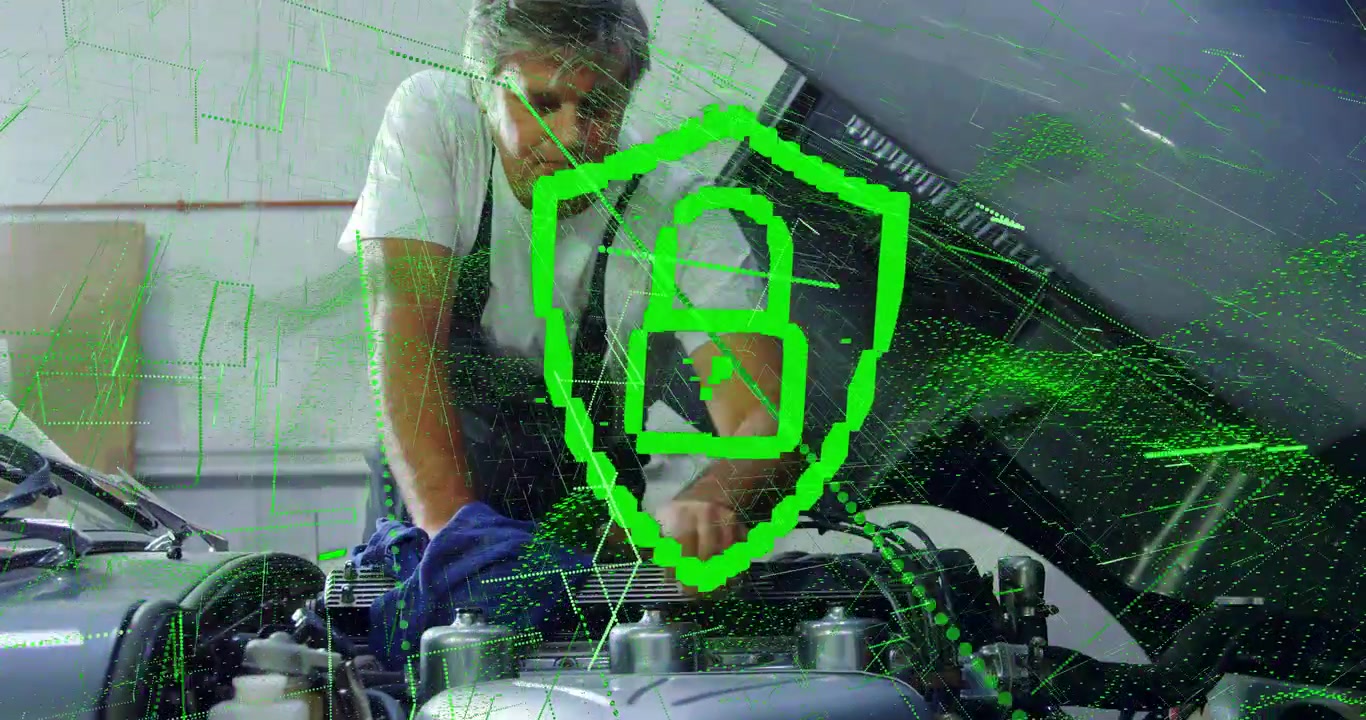 Meccanico chinato sul cofano che diagnostica il motore, con uno scudo verde che cresce e poi si rimpicciolisce vicino alla mano