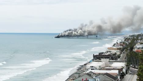 fuego salvaje junto al océano
