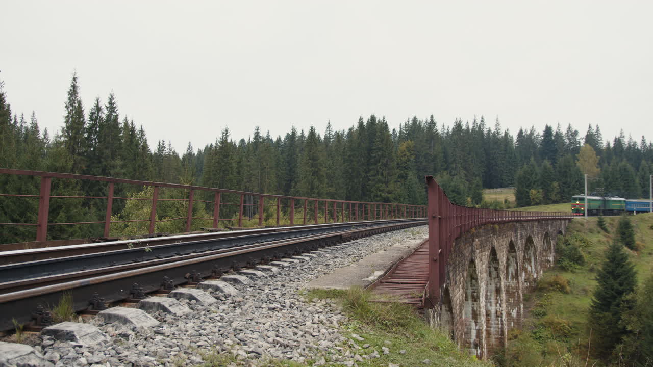 поезд на горном виадуке