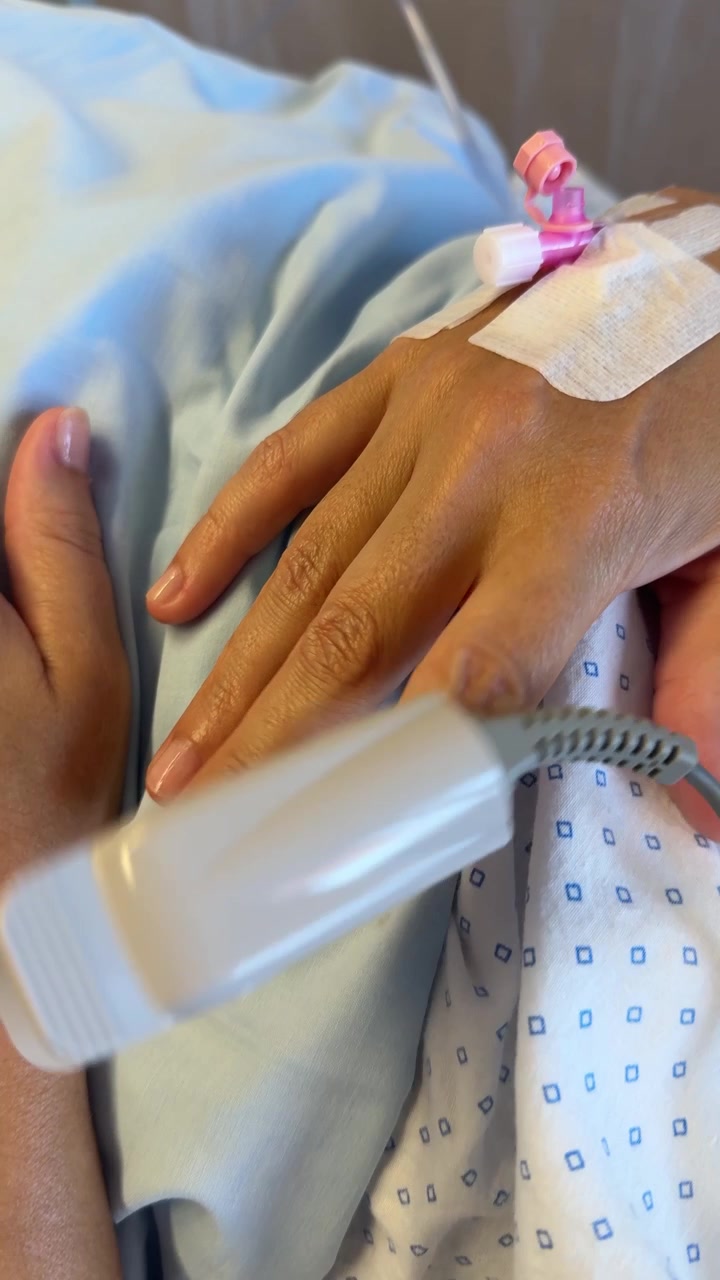 Mano del paziente con cannula endovenosa e pulsossimetro in ospedale