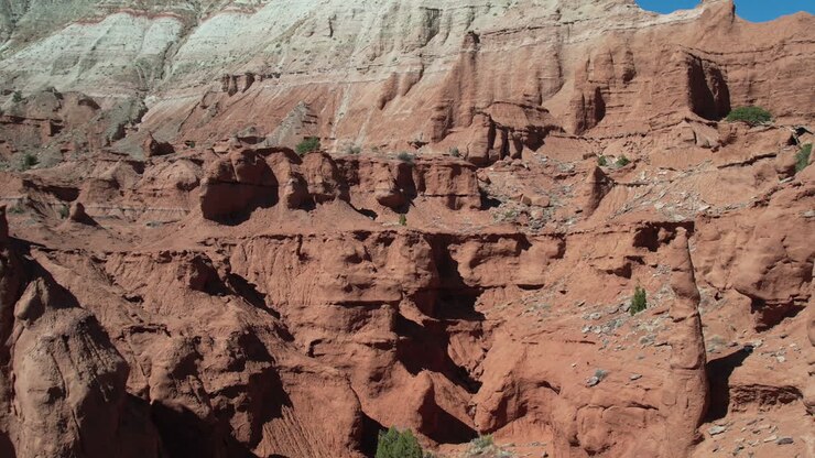 Ripresa con drone di suggestive formazioni di arenaria e colline nel Kodachrome Basin State Park, Utah, USA.