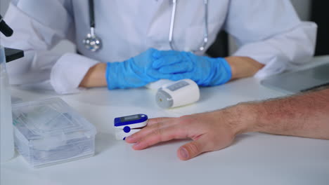 examen médico con oximetro de pulso y control de la temperatura
