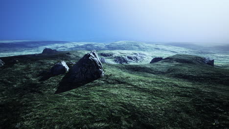 Paisaje-De-Montaña-Al-Atardecer-Con-Tono-En-Primer-Plano-En-El-Campo