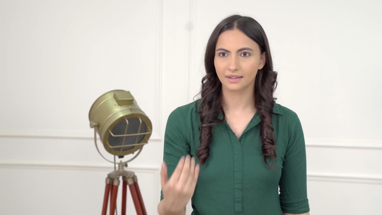 chica india señalando y llamando a alguien