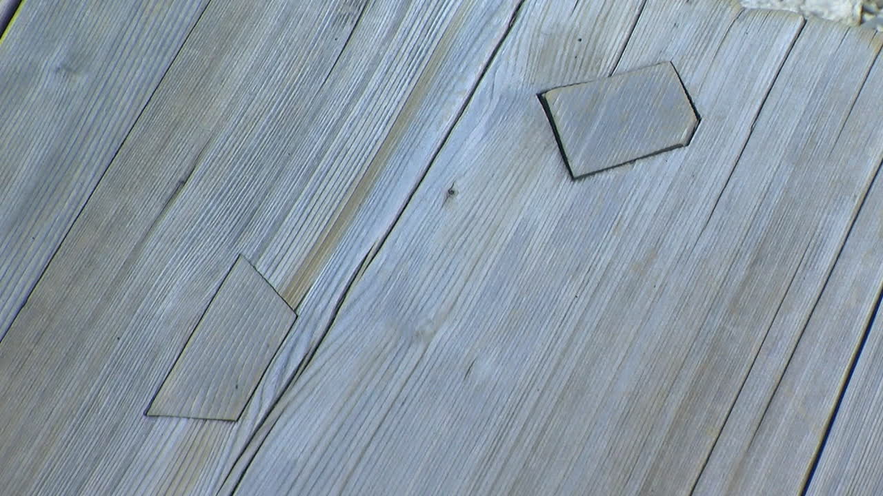 dos reparaciones de madera de forma irregular hechas al estilo tradicional japonés