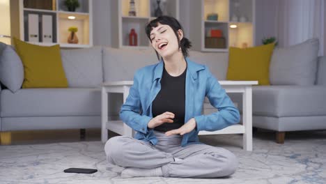 행복한 춤추는 젊은 여성 기 ⁇ 으로 가득 차 있습니다.