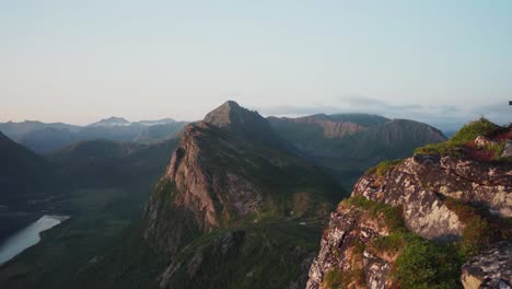 Felsige-Bergkette-In-Strytinden,-Norwegen---Schwenkaufnahme