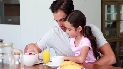 Hija-Y-Padre-Leyendo-El-Periódico