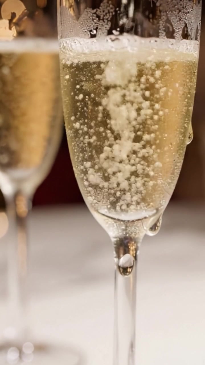 Champagne elegantemente servito in calici flûte con effervescenza frizzante, che cattura l'essenza della celebrazione e dei momenti di brindisi