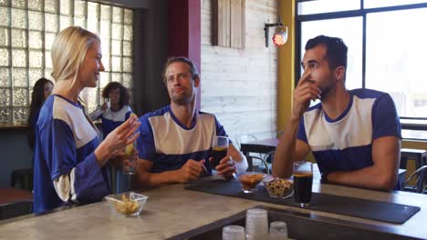 amigos en el bar en un pub durante el día